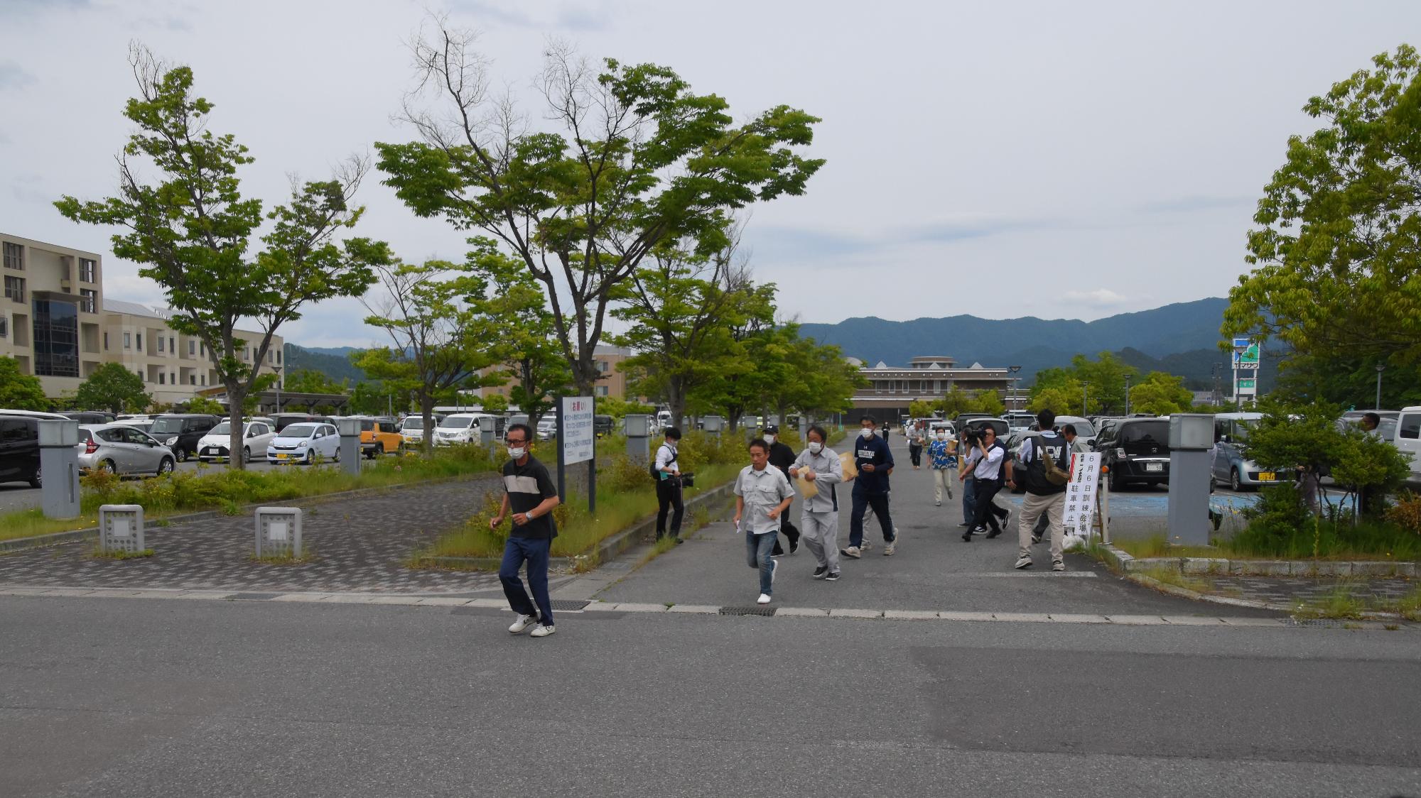 屋外から施設内へ避難している様子
