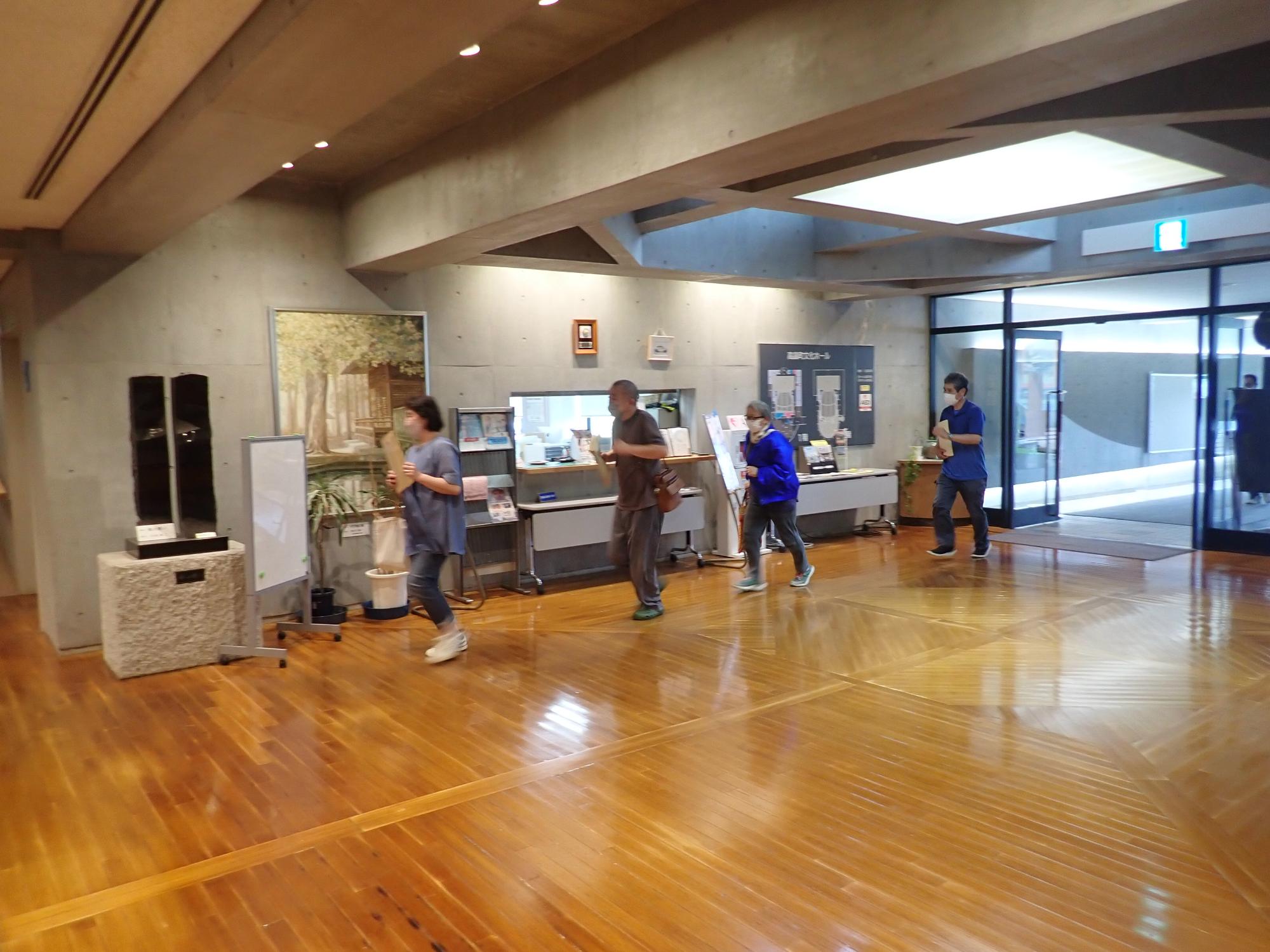 屋外から施設内へ避難している様子