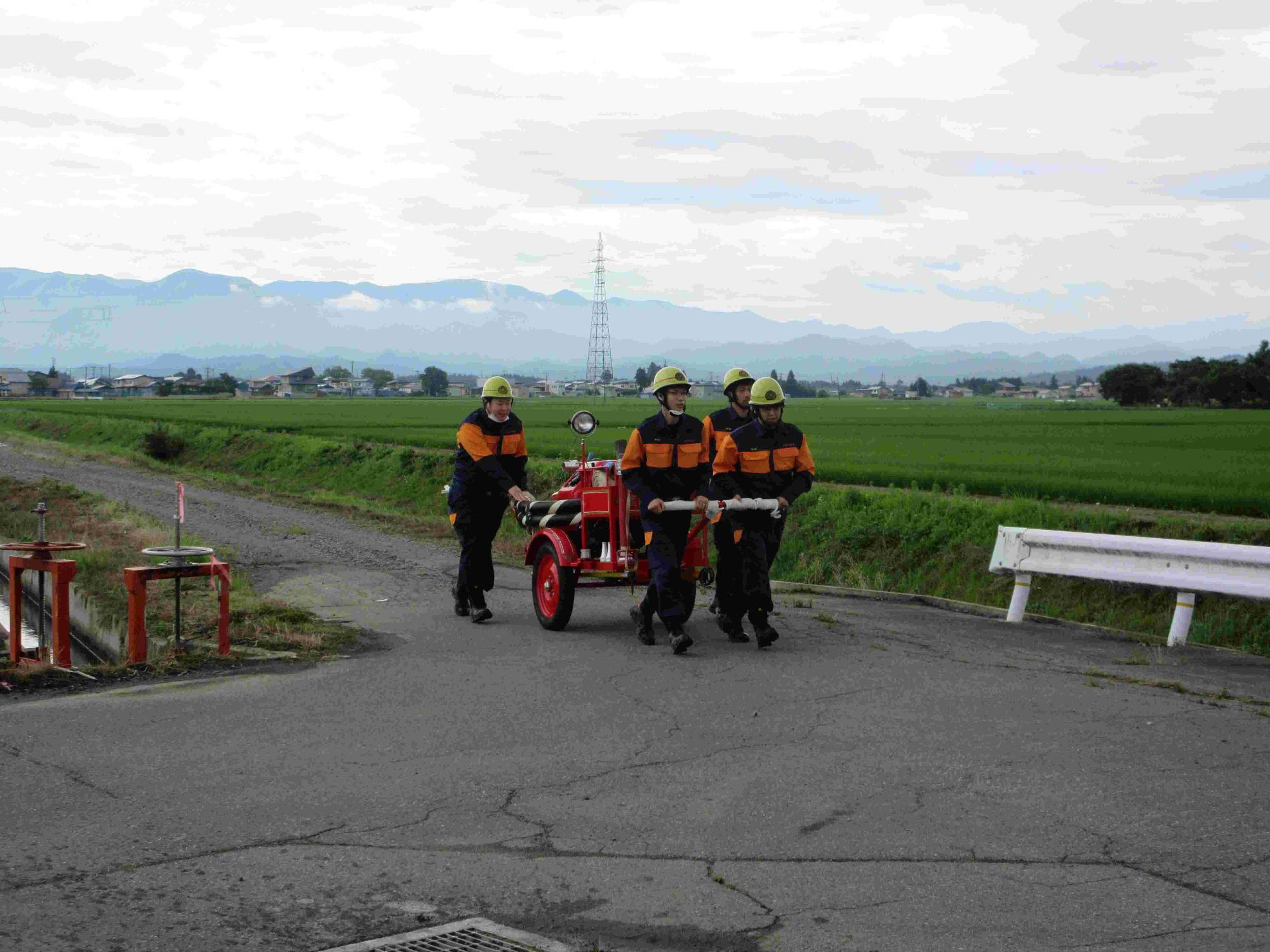小其塚部落と矢野目地区の継ポンプ訓練01