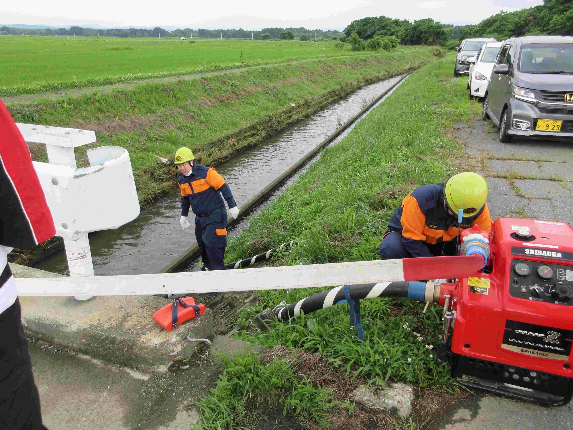 小其塚部落と矢野目地区の継ポンプ訓練02