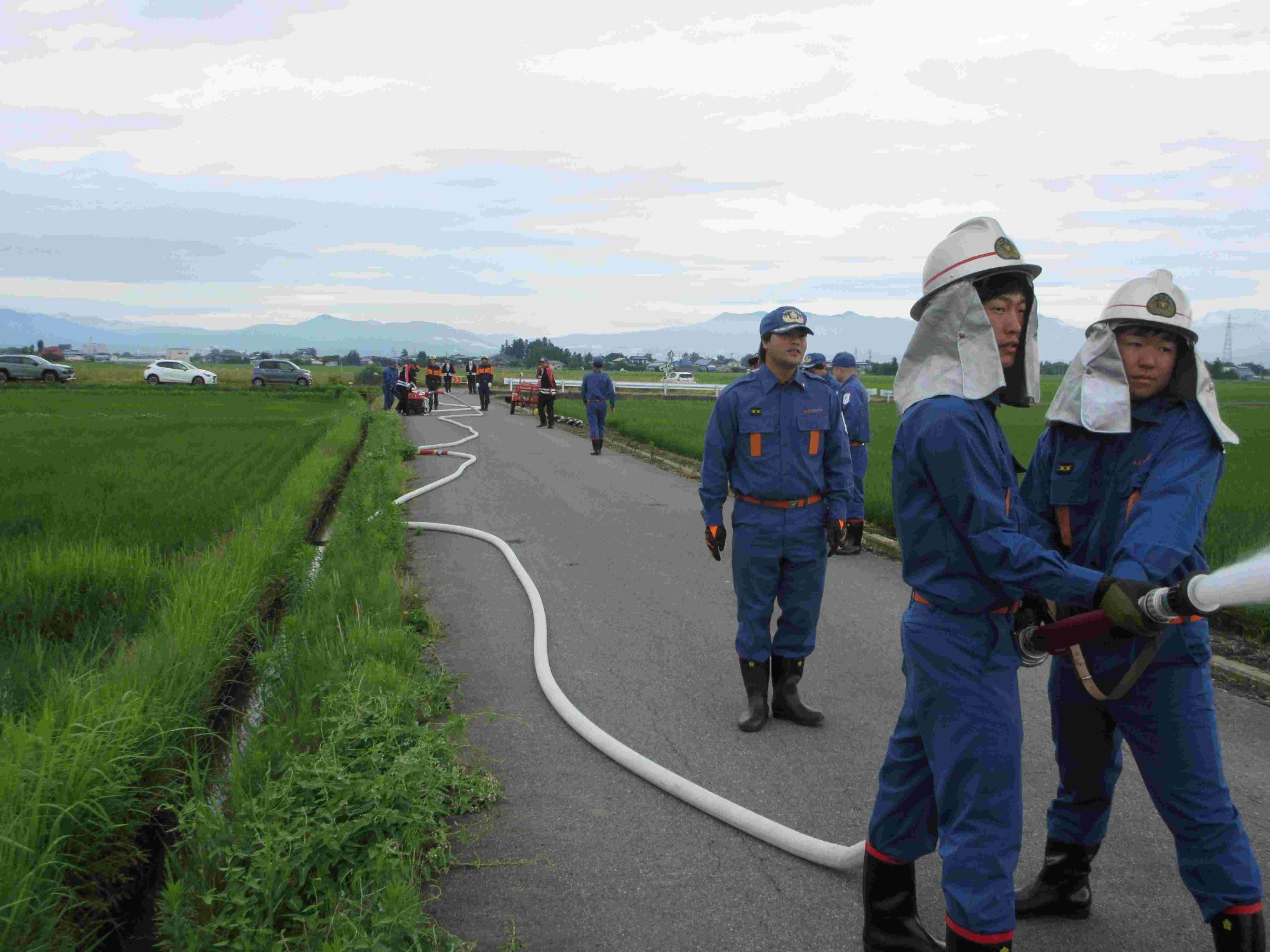 小其塚部落と矢野目地区の継ポンプ訓練04