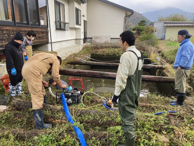 防火水槽泥上げ01
