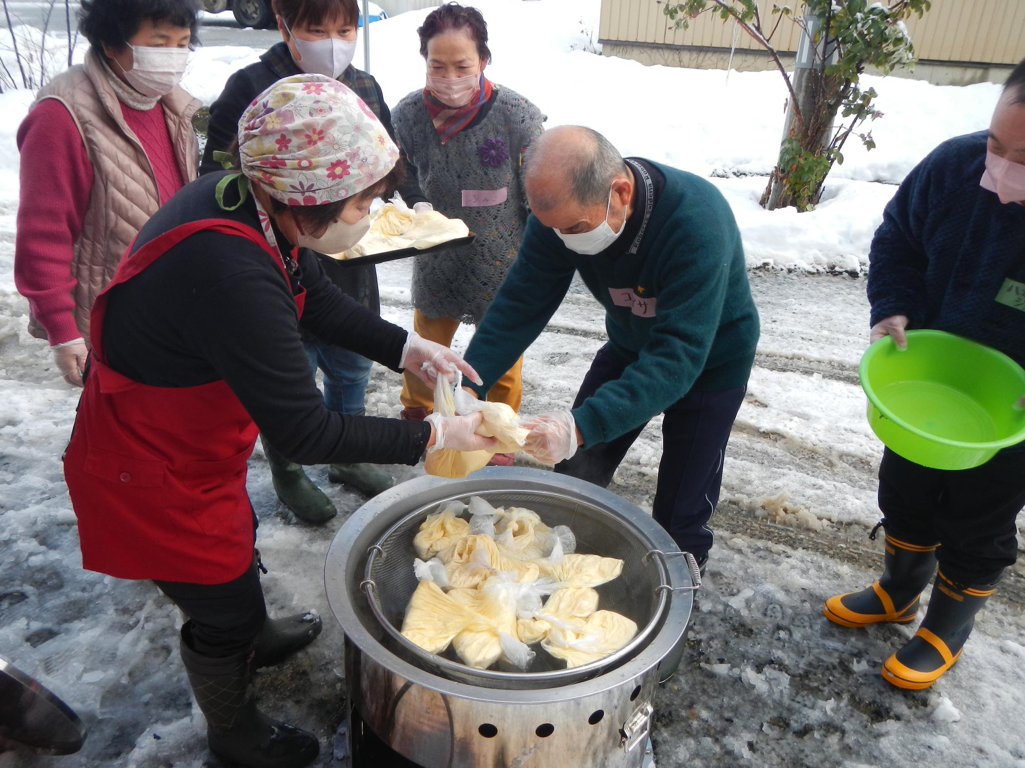 蒸しパンを炊き出し用大釜で蒸している様子