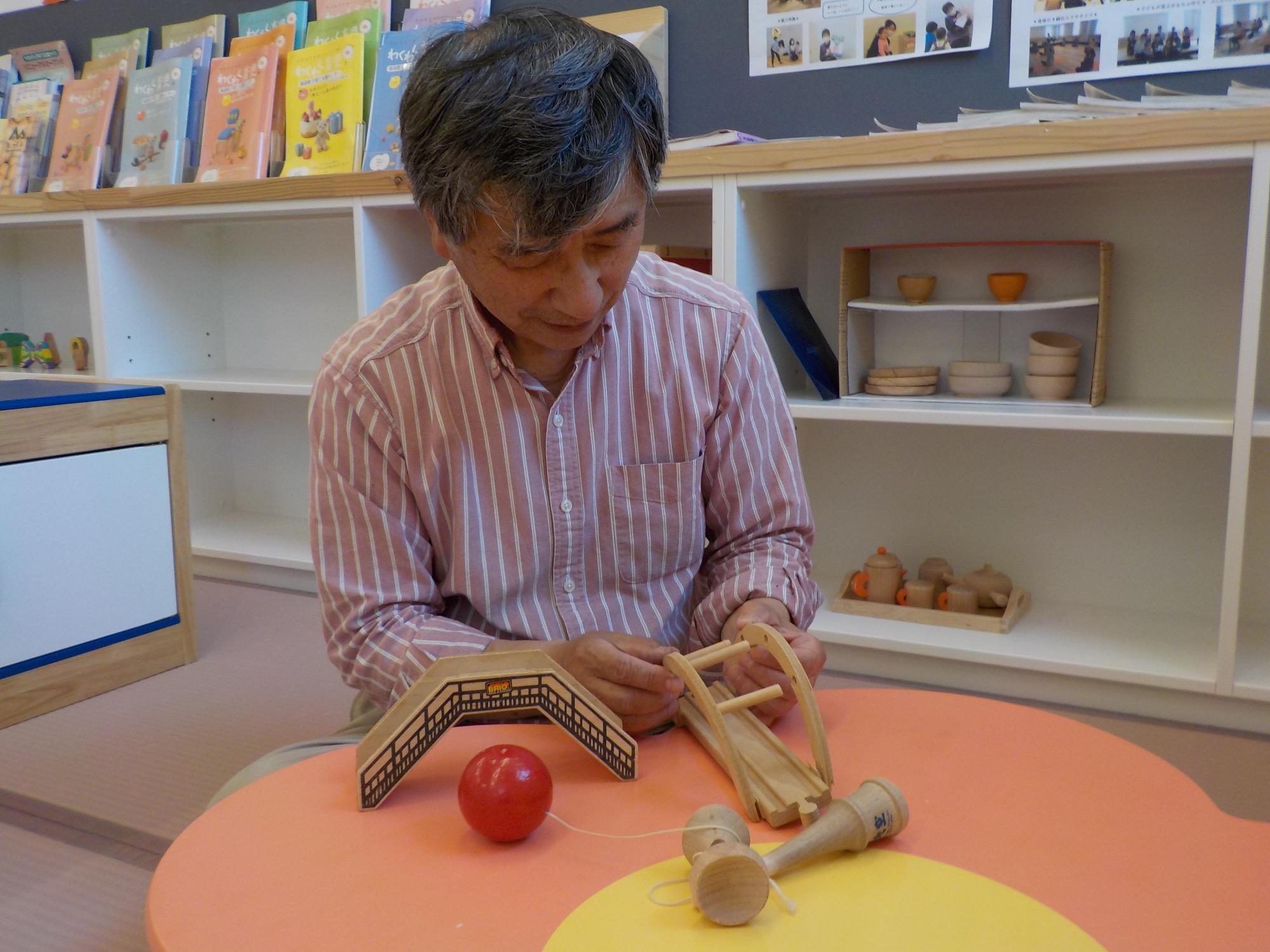 おもちゃを修理するおもちゃドクター