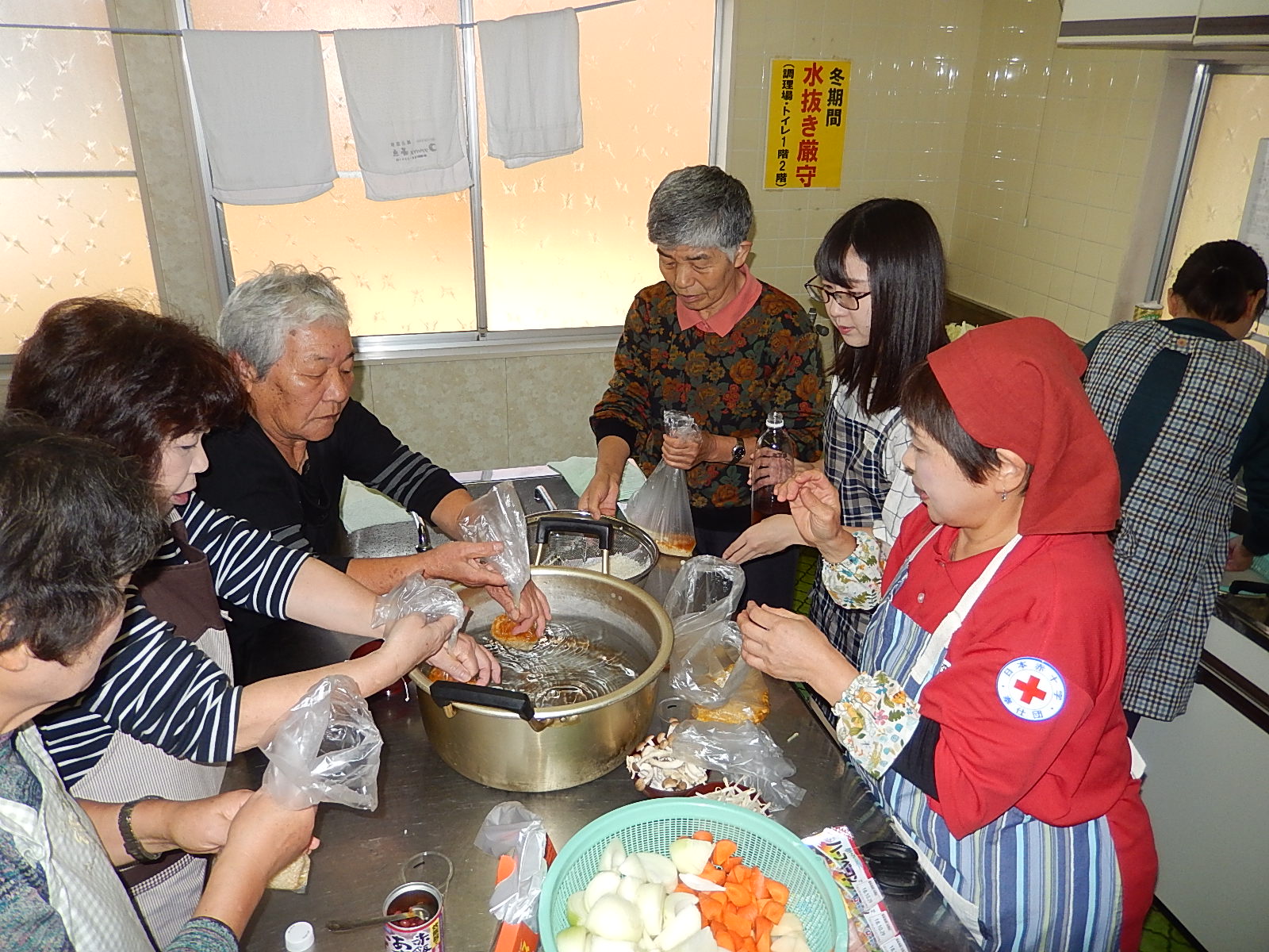 日赤奉仕団の方から炊き出し訓練の指導を受ける様子